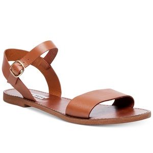 Steve Madden tan Flat Sandals size 6